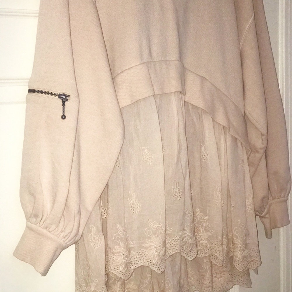 Free people sweatshirt. Size XS. Never worn.